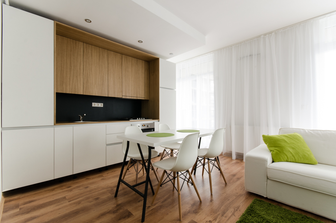 bucatarie deschisa si zona de luat masa intr-un apartament minimalist