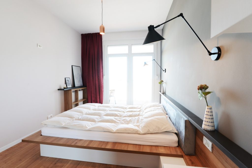 dormitor modern cu perete accent gri