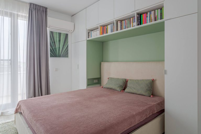 Apartament de trei camere amenajat in nuante pastelate pentru o familie tanara din Bucuresti