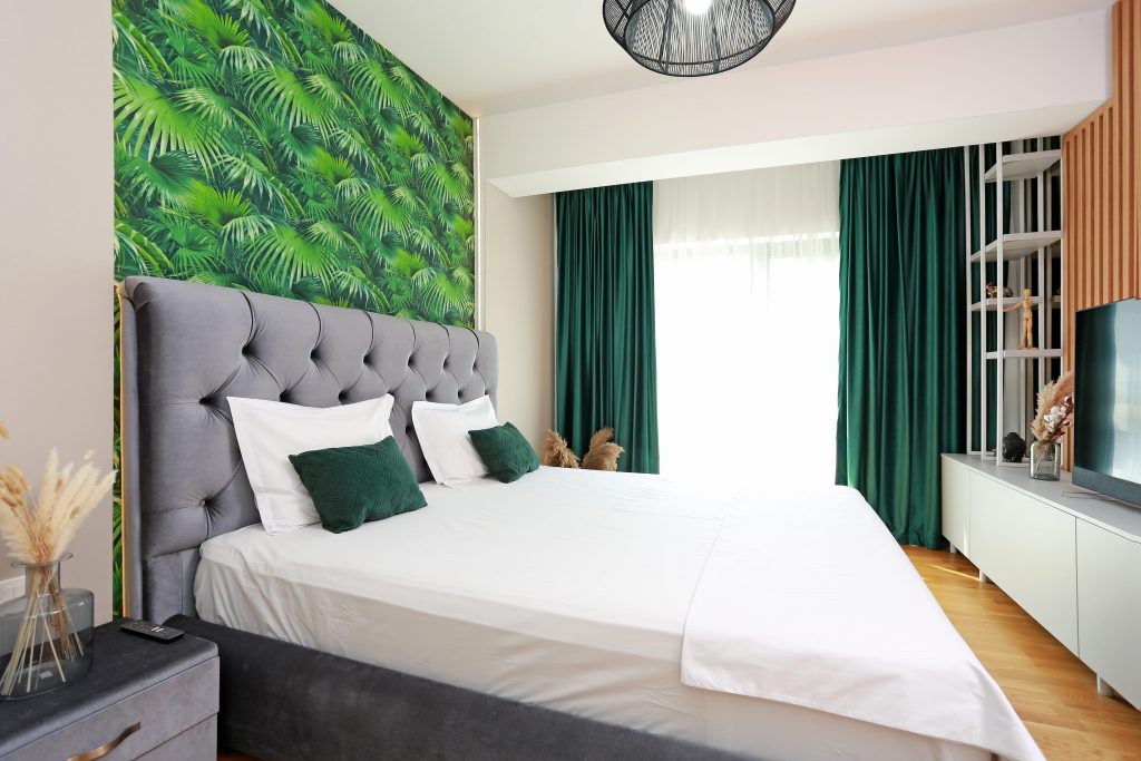 dormitor modern cu accente de verde