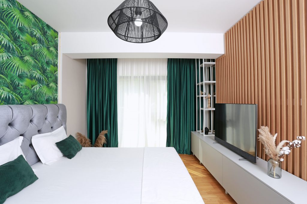 dormitor modern cu accente de verde