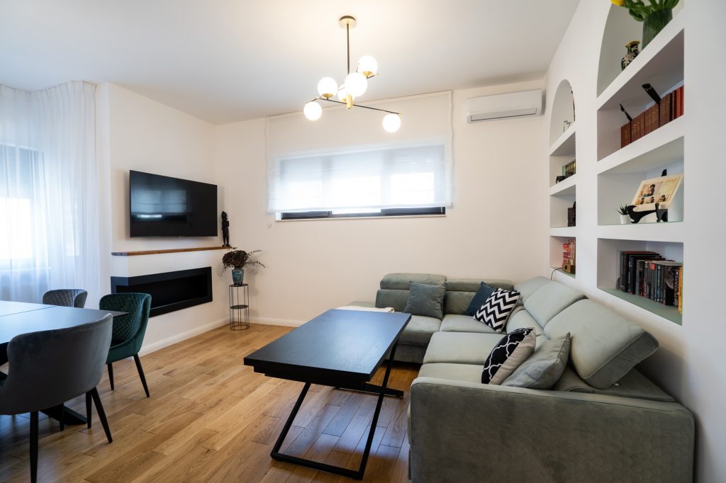 living modern apartament in bloc interbelic