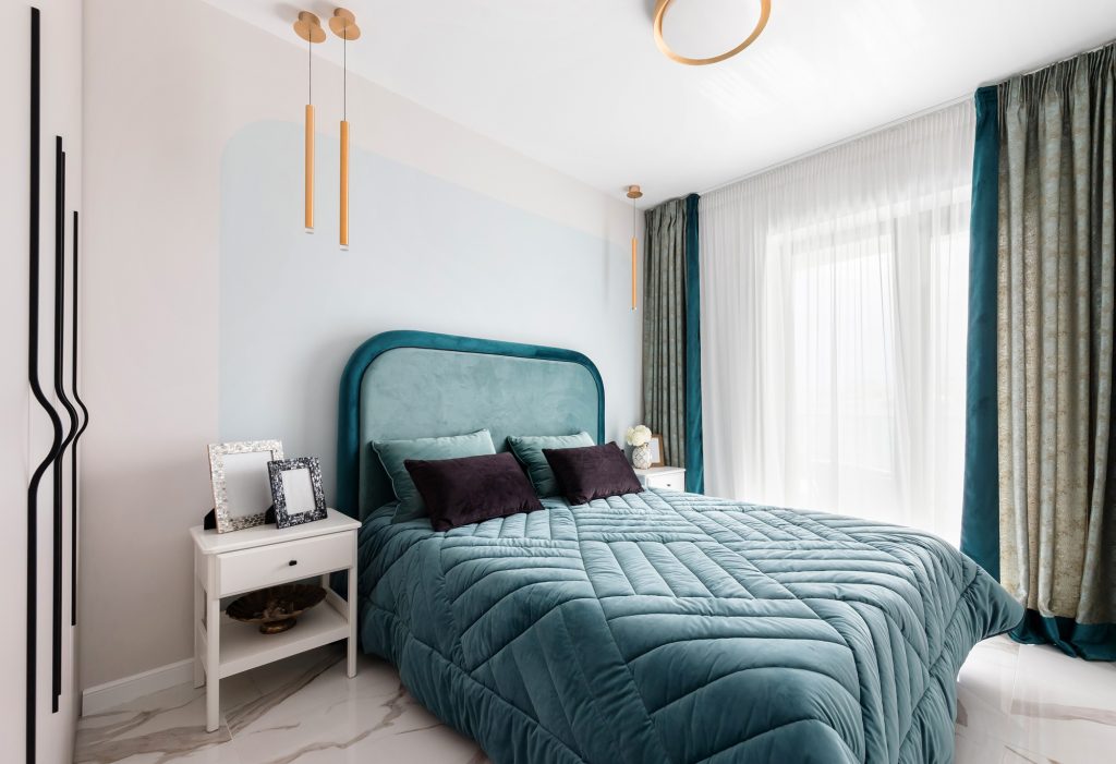 dormitor modern cu accente turcoaz apartament 42 mp