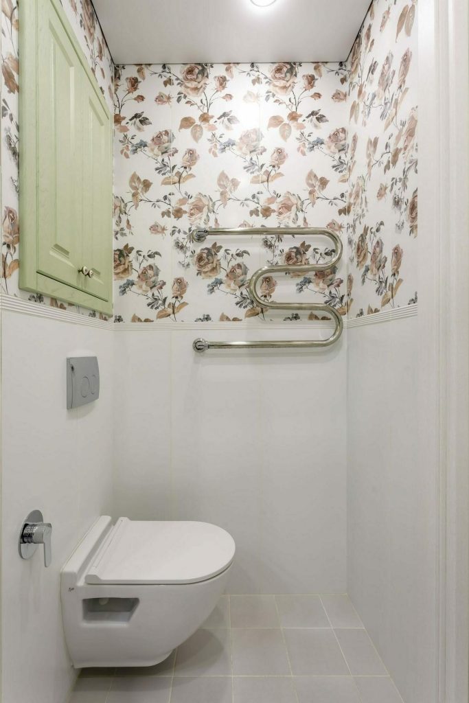 wc in baie cu tapet floral