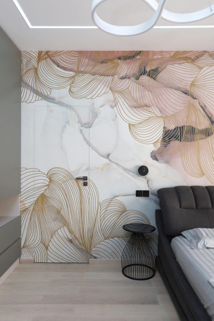 perete cu tapet abstract in dormitor amenajat modern