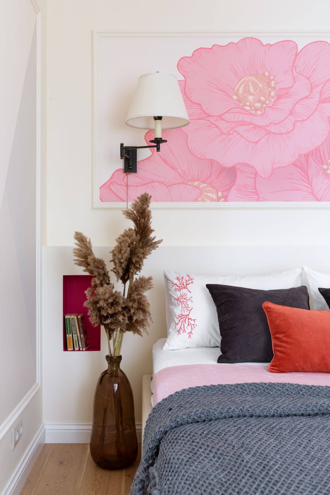 pat, vaza cu plante si tapet  intr-un dormitor mic cu accente de roz