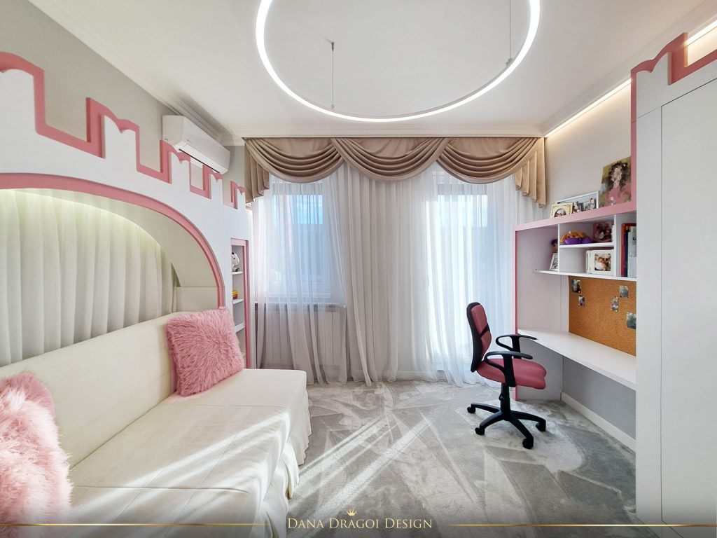 camera copil cu accente de roz cu pat si birou