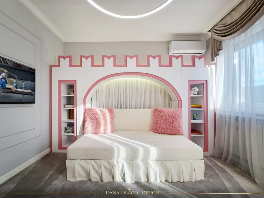 camera copil cu accente de roz cu pat
