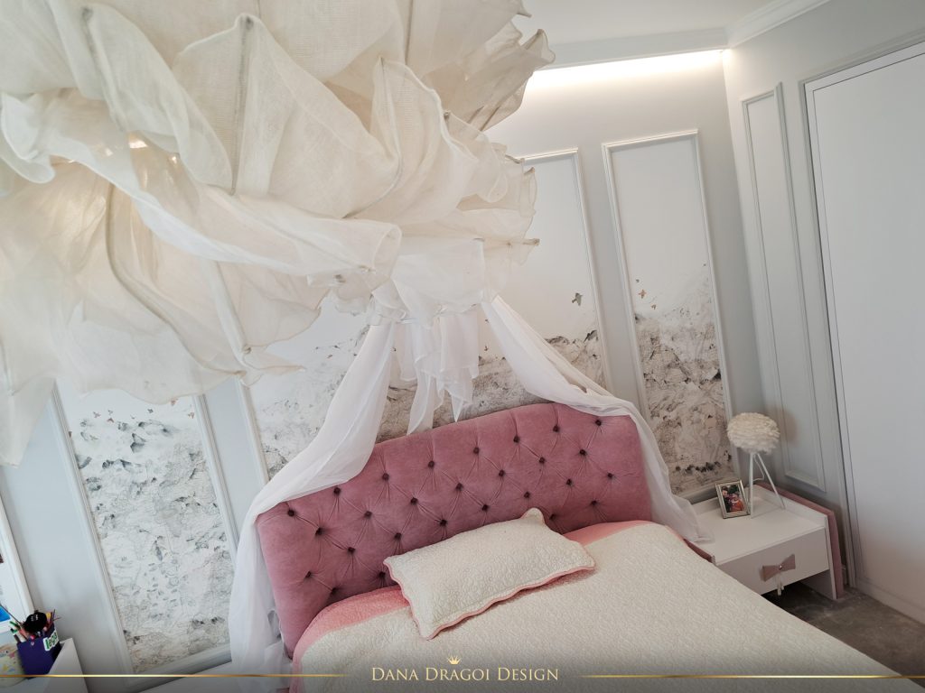 pat cu tablie roz in dormitor clasic