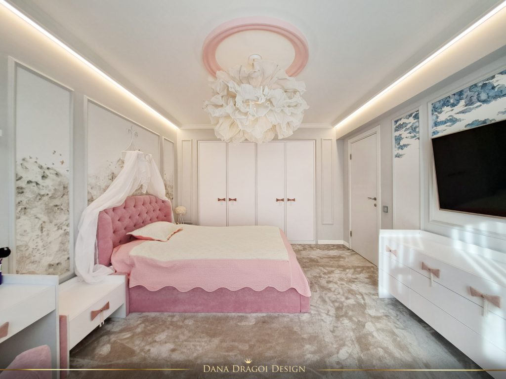 dormitor clasic cu dressing si televizor si   accente de roz